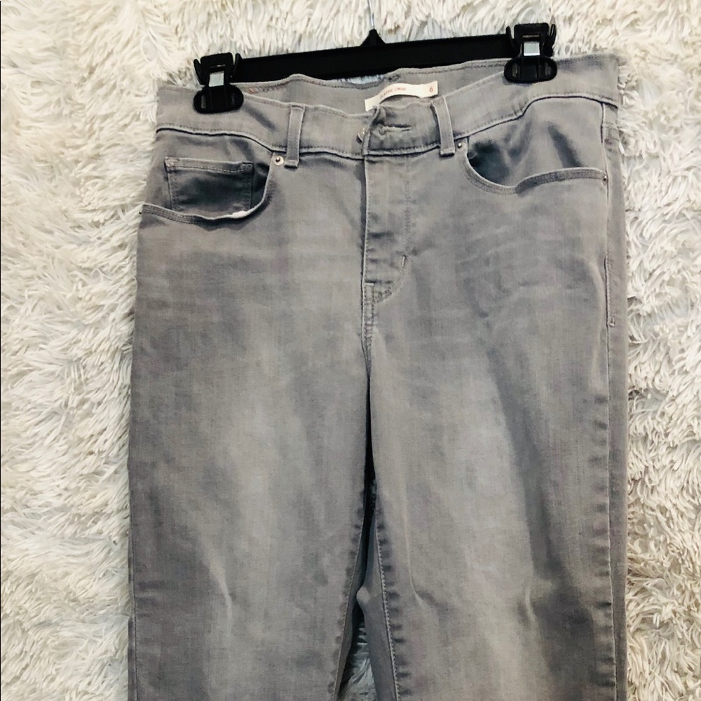 Levi’s ladies, size 6,  Classic Crop jeans